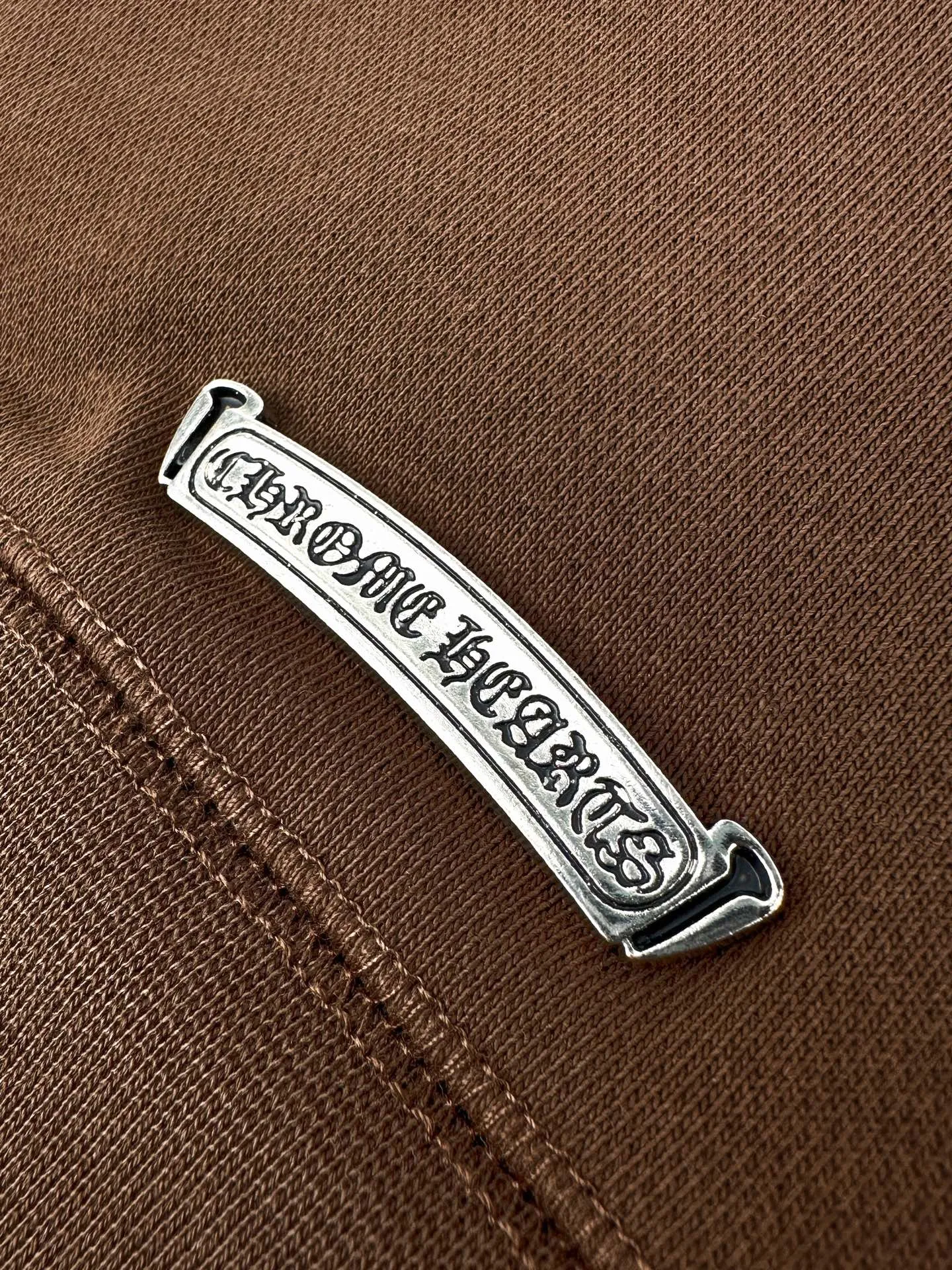 Chrom Hearts ， ， 。 Retro ， ， Retro 。 ， ， Retro 。 ， ， ， ， Retro 。 ， 。 1. ， Chrome Hearts ， ， 。 2 ， ， ， 、 ， 。 ： 1:1 CH 1:1 CH 1:1 CH 1:1 CH ： Size： S M L ： DD 136